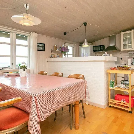 Three-bedroom Holiday In 14 *