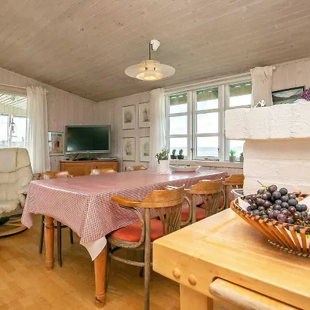 Three-bedroom Holiday In 14