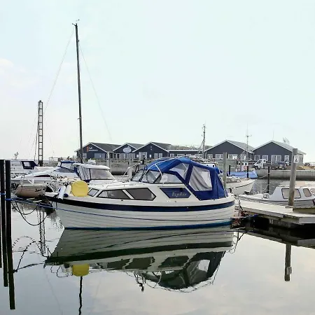 Three-bedroom Holiday In 14